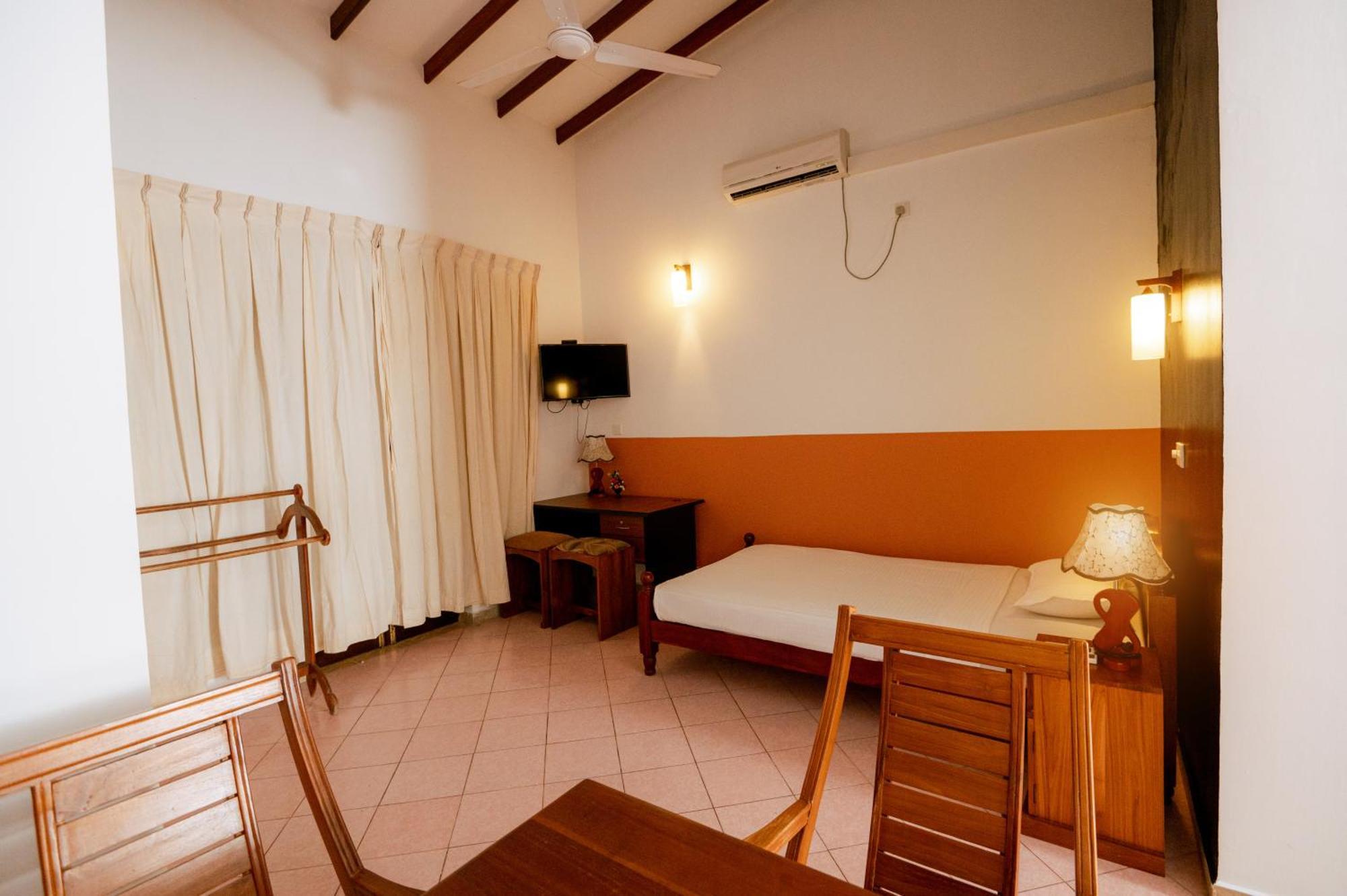 Prince Beach Hotel Бентота Екстериор снимка